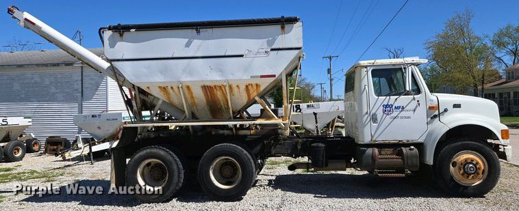 image for item EJ7459 1995 International 4900 fertilizer delivery truck