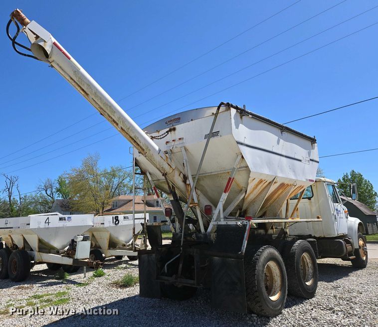 image for item EJ7459 1995 International 4900 fertilizer delivery truck