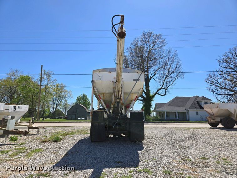 image for item EJ7459 1995 International 4900 fertilizer delivery truck
