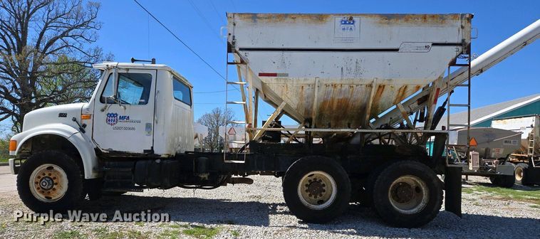 image for item EJ7459 1995 International 4900 fertilizer delivery truck