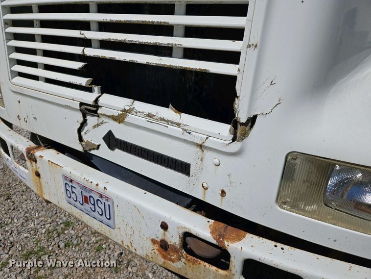 image for item EJ7459 1995 International 4900 fertilizer delivery truck