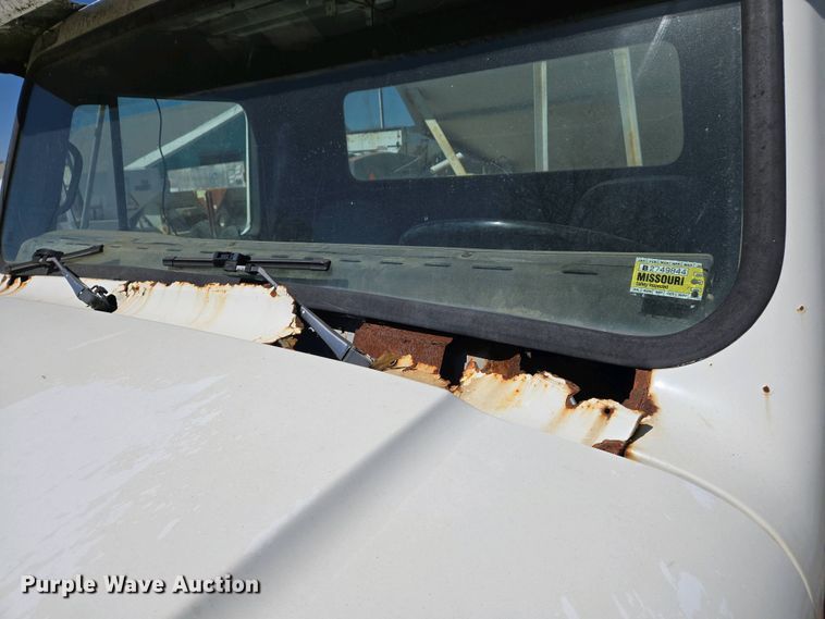 image for item EJ7459 1995 International 4900 fertilizer delivery truck