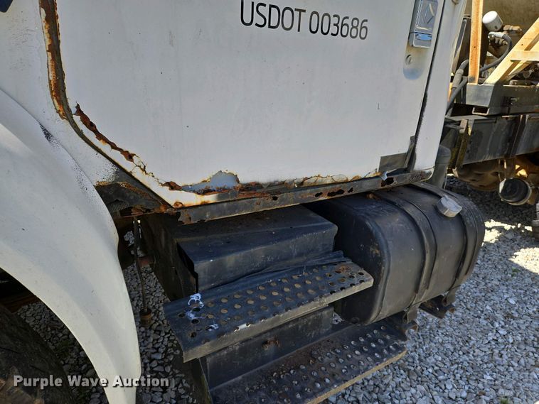 image for item EJ7459 1995 International 4900 fertilizer delivery truck