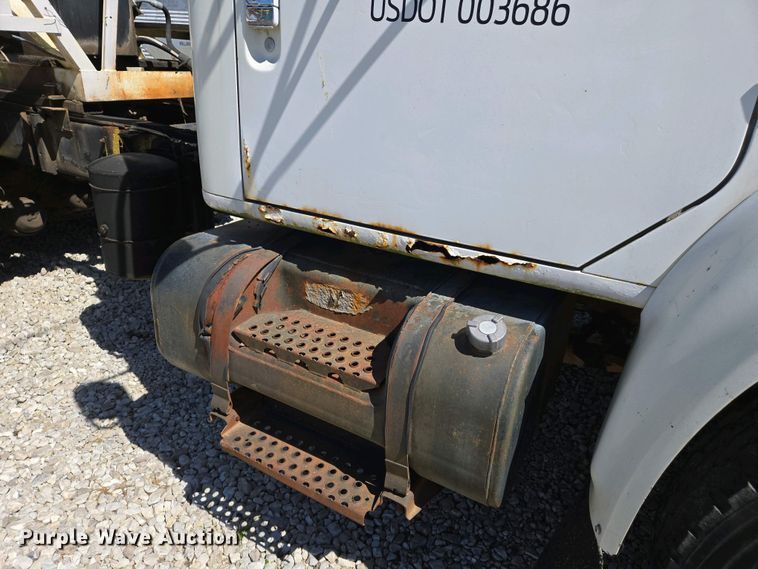 image for item EJ7459 1995 International 4900 fertilizer delivery truck