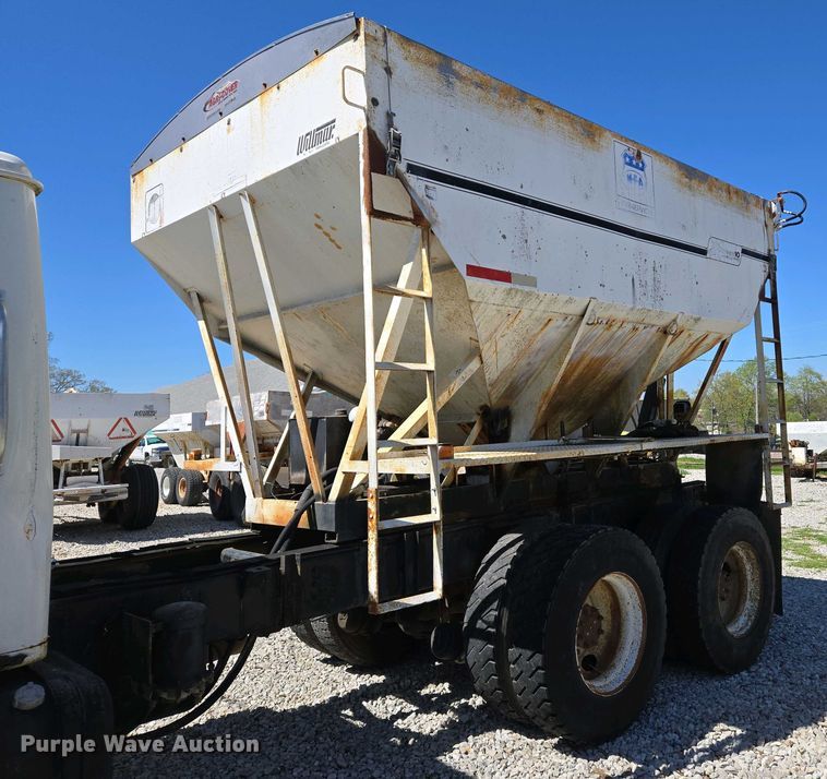 image for item EJ7459 1995 International 4900 fertilizer delivery truck