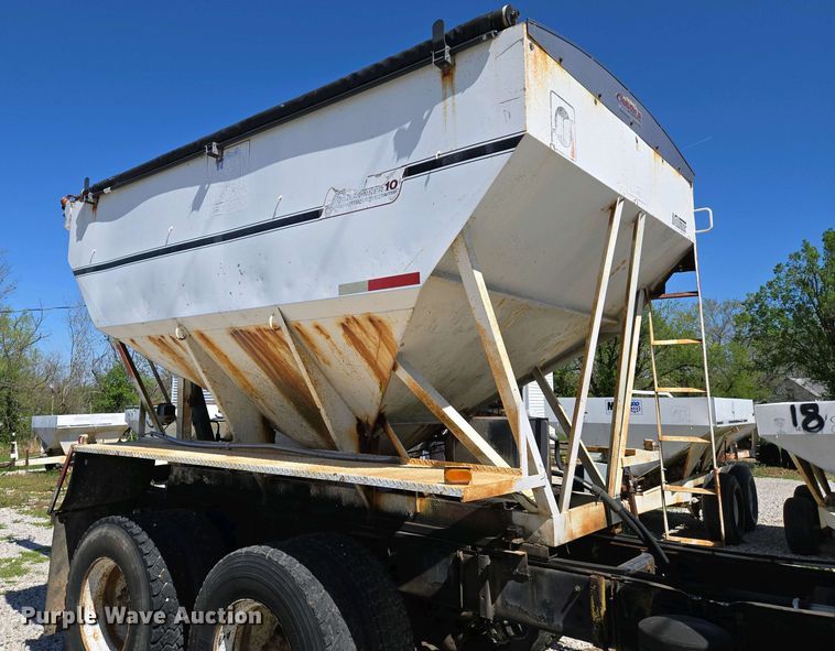 image for item EJ7459 1995 International 4900 fertilizer delivery truck