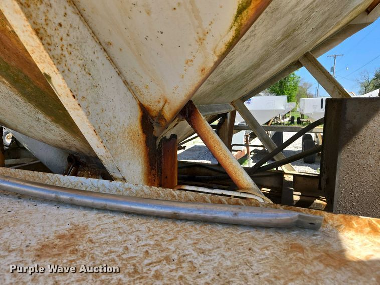 image for item EJ7459 1995 International 4900 fertilizer delivery truck