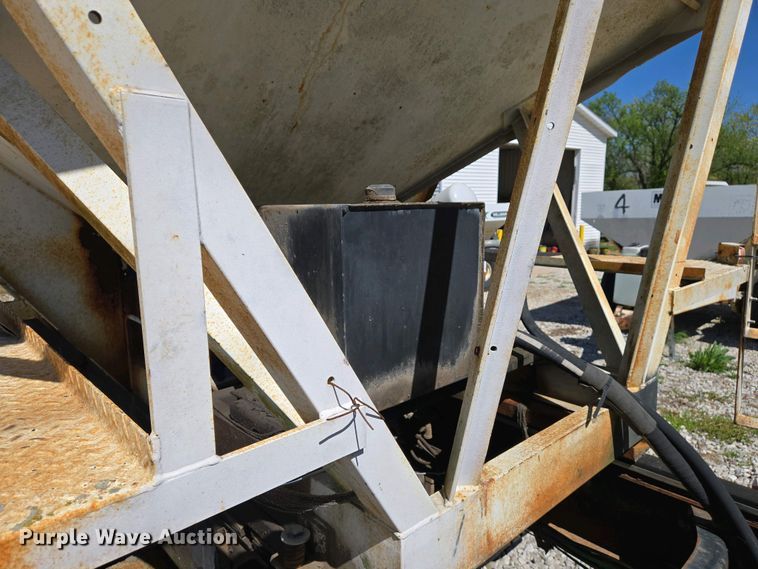 image for item EJ7459 1995 International 4900 fertilizer delivery truck