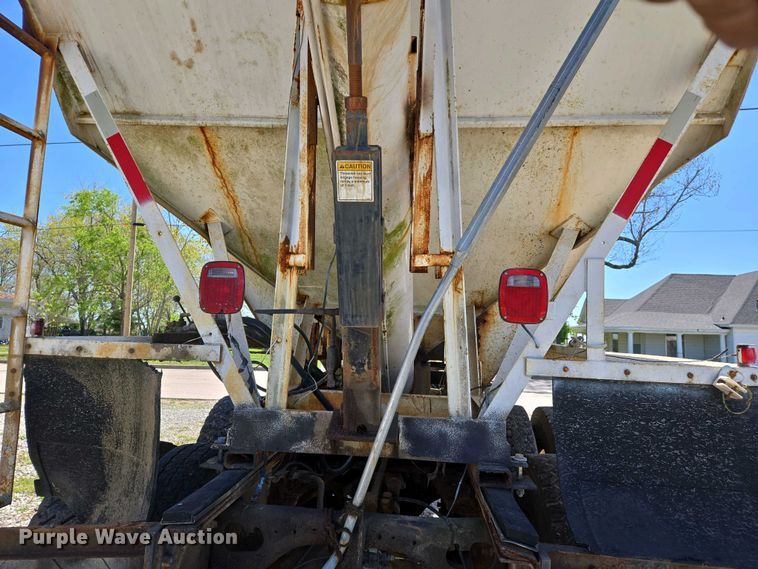 image for item EJ7459 1995 International 4900 fertilizer delivery truck