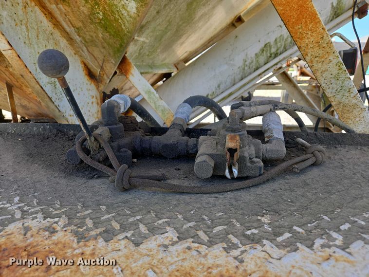 image for item EJ7459 1995 International 4900 fertilizer delivery truck