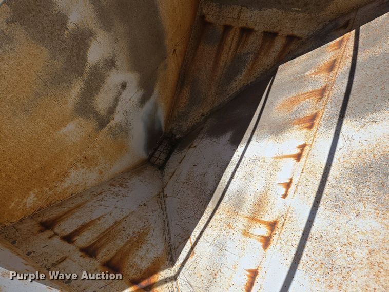 image for item EJ7459 1995 International 4900 fertilizer delivery truck