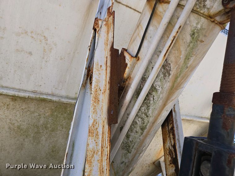 image for item EJ7459 1995 International 4900 fertilizer delivery truck