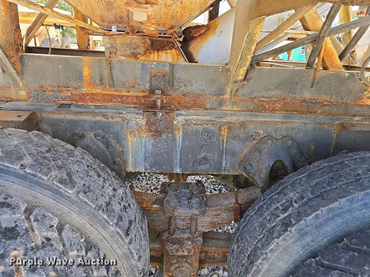 image for item EJ7459 1995 International 4900 fertilizer delivery truck