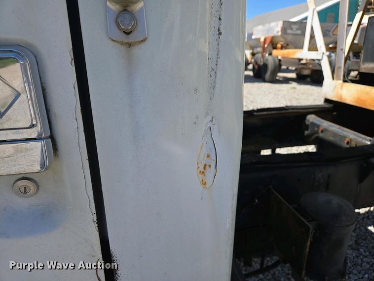 image for item EJ7459 1995 International 4900 fertilizer delivery truck