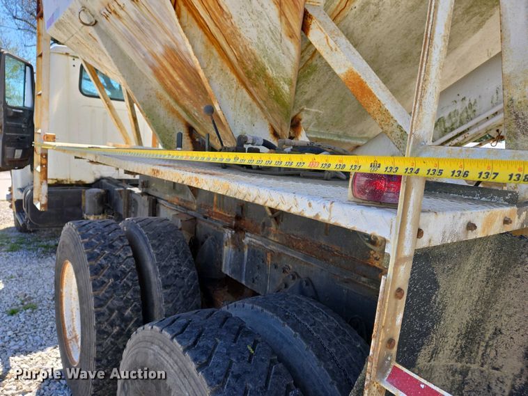 image for item EJ7459 1995 International 4900 fertilizer delivery truck