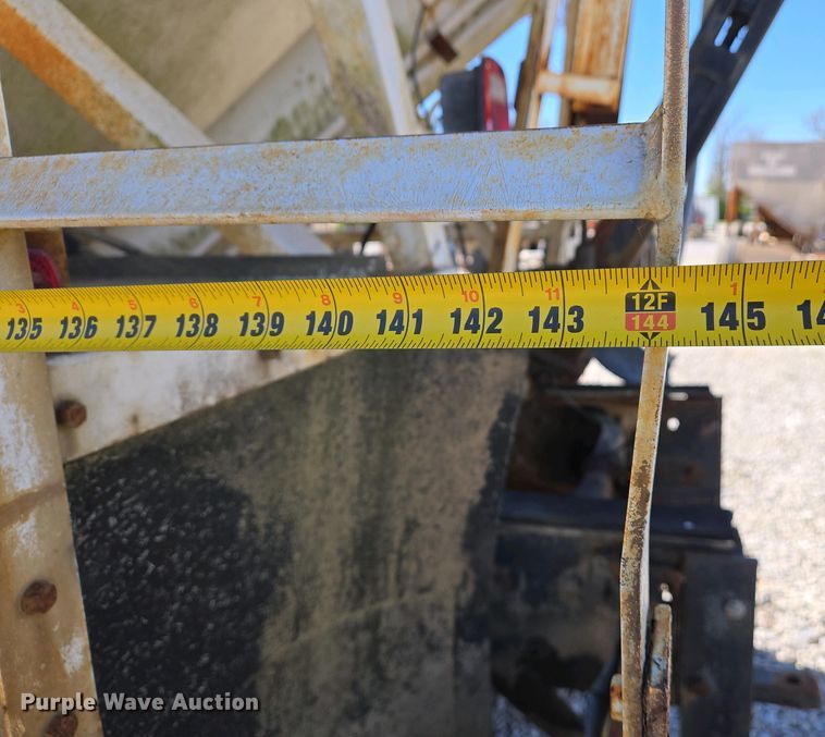 image for item EJ7459 1995 International 4900 fertilizer delivery truck