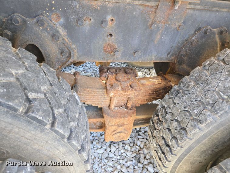 image for item EJ7459 1995 International 4900 fertilizer delivery truck