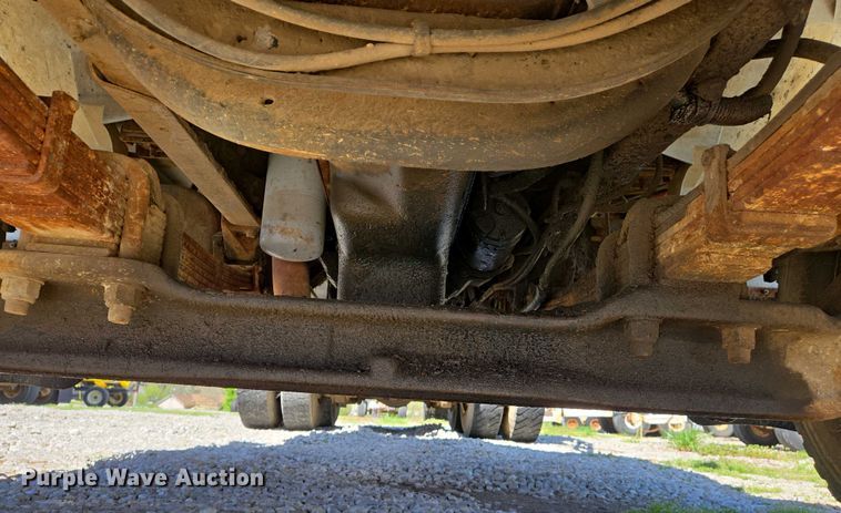 image for item EJ7459 1995 International 4900 fertilizer delivery truck