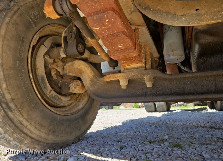 image for item EJ7459 1995 International 4900 fertilizer delivery truck