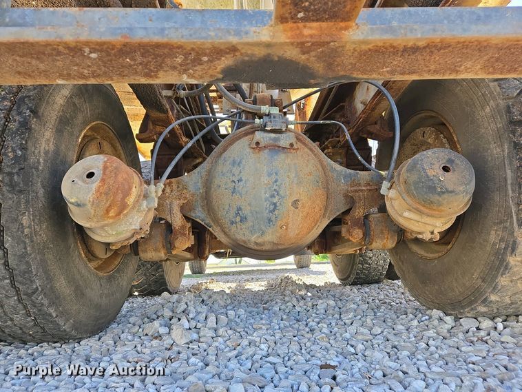 image for item EJ7459 1995 International 4900 fertilizer delivery truck