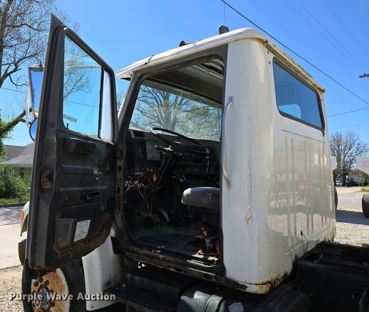 image for item EJ7459 1995 International 4900 fertilizer delivery truck