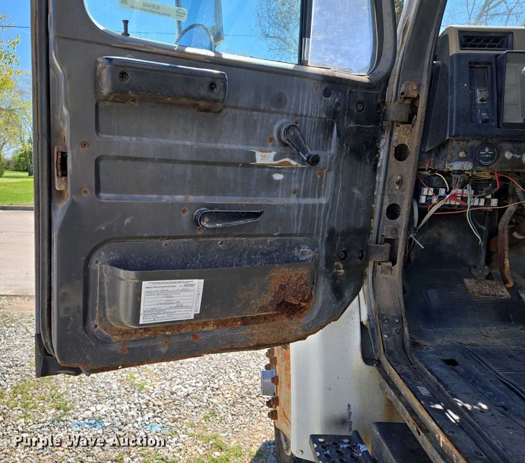 image for item EJ7459 1995 International 4900 fertilizer delivery truck