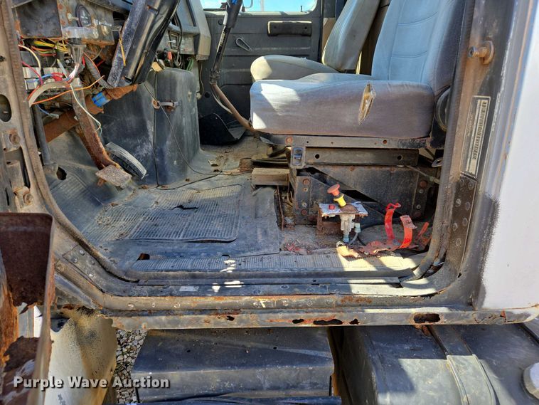 image for item EJ7459 1995 International 4900 fertilizer delivery truck