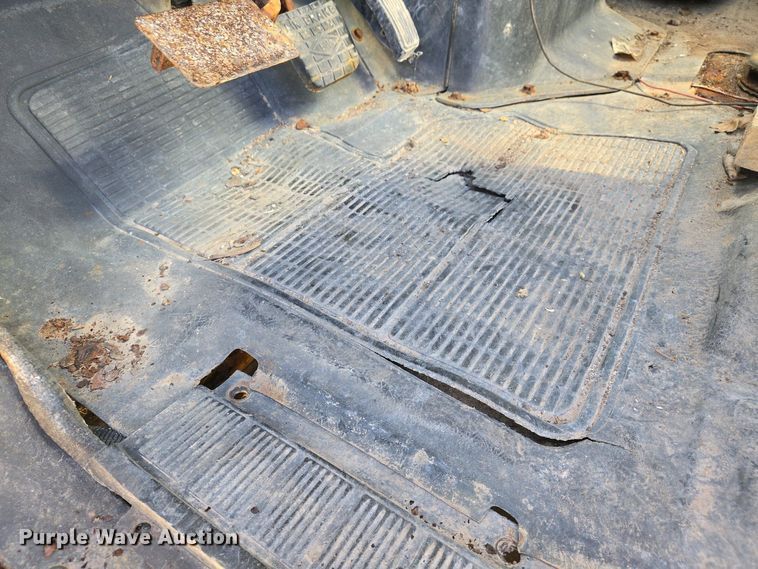 image for item EJ7459 1995 International 4900 fertilizer delivery truck