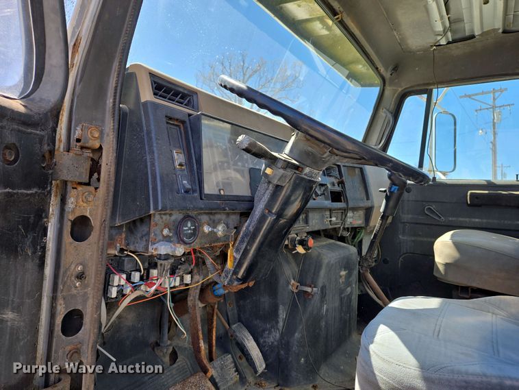 image for item EJ7459 1995 International 4900 fertilizer delivery truck