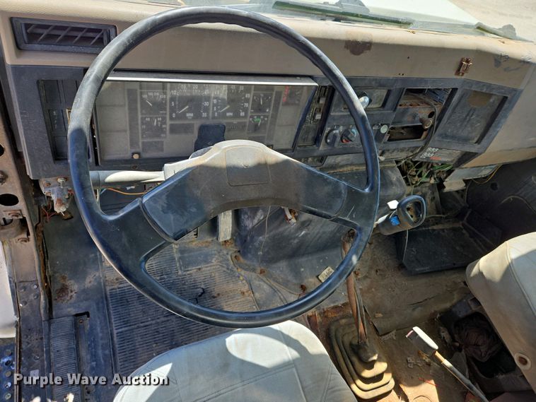 image for item EJ7459 1995 International 4900 fertilizer delivery truck