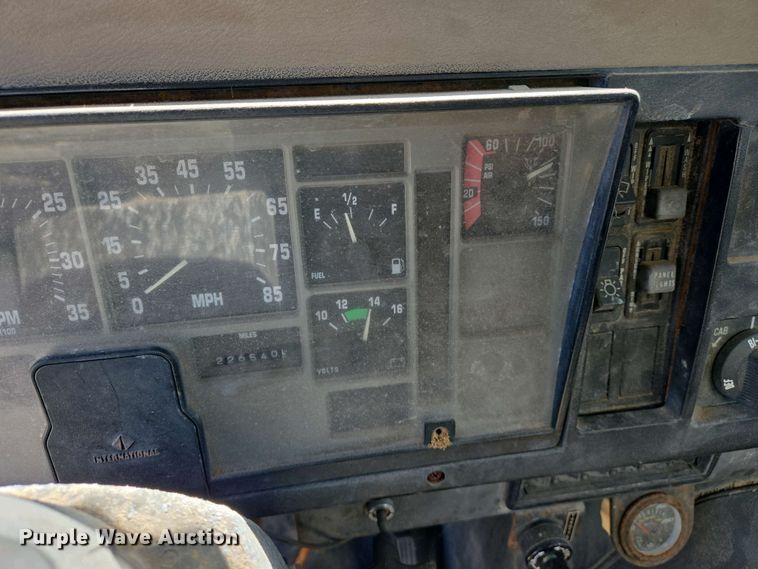 image for item EJ7459 1995 International 4900 fertilizer delivery truck