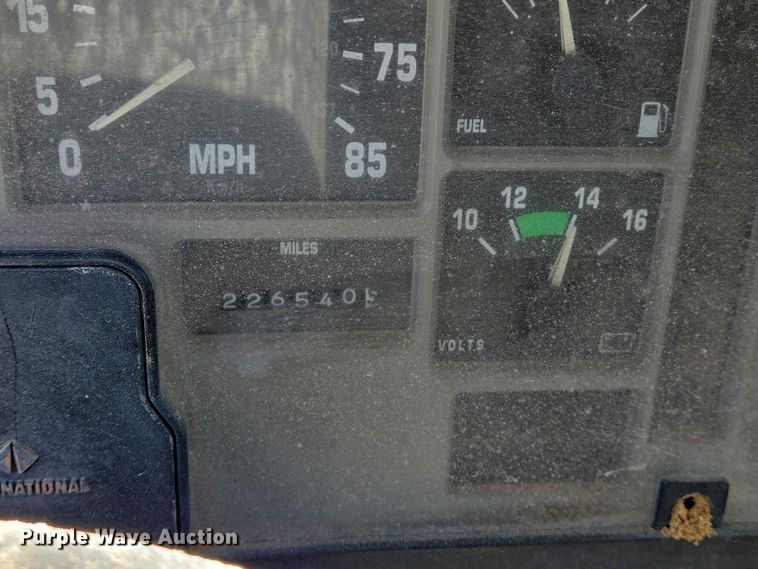 image for item EJ7459 1995 International 4900 fertilizer delivery truck