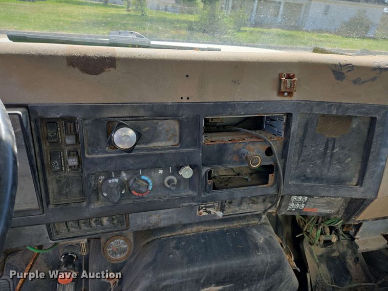 image for item EJ7459 1995 International 4900 fertilizer delivery truck