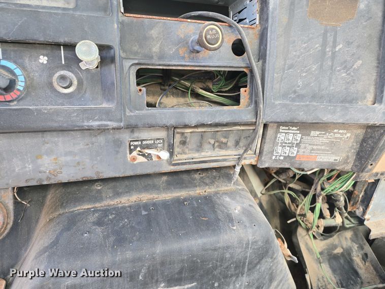 image for item EJ7459 1995 International 4900 fertilizer delivery truck