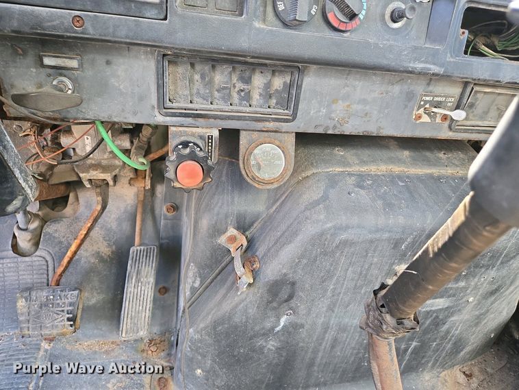 image for item EJ7459 1995 International 4900 fertilizer delivery truck