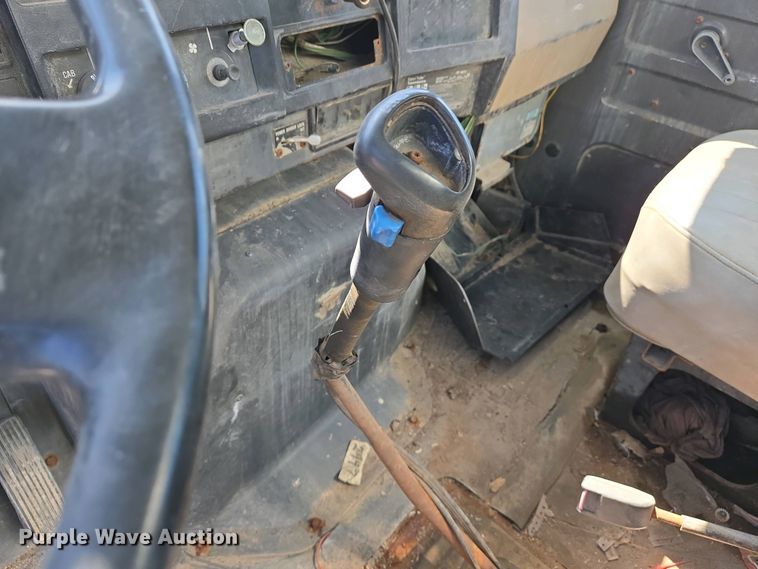 image for item EJ7459 1995 International 4900 fertilizer delivery truck