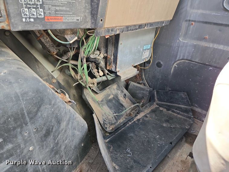 image for item EJ7459 1995 International 4900 fertilizer delivery truck