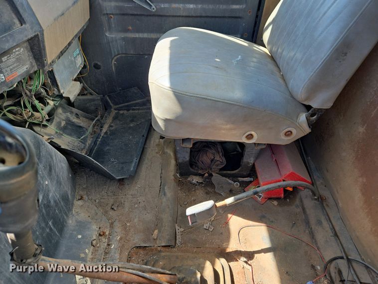 image for item EJ7459 1995 International 4900 fertilizer delivery truck