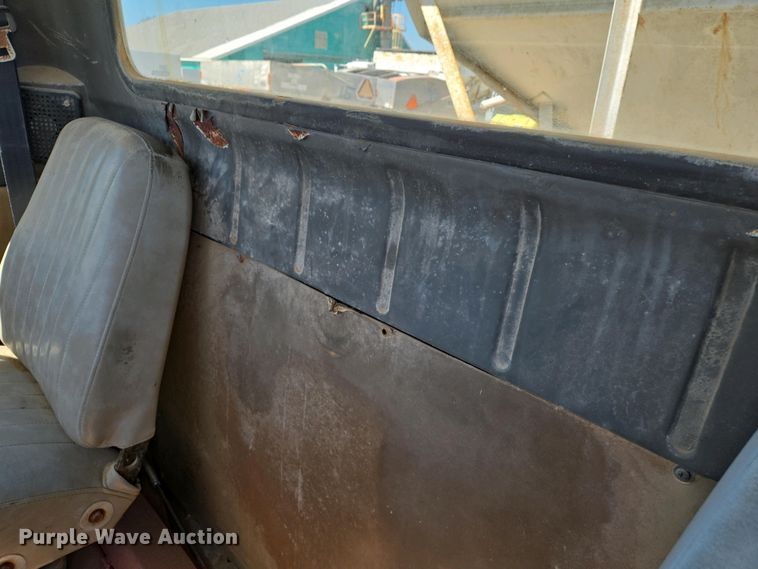 image for item EJ7459 1995 International 4900 fertilizer delivery truck