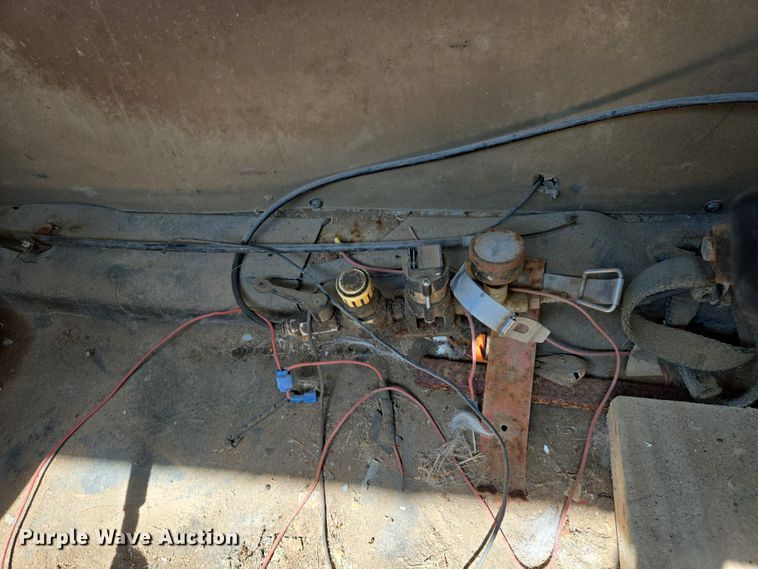 image for item EJ7459 1995 International 4900 fertilizer delivery truck