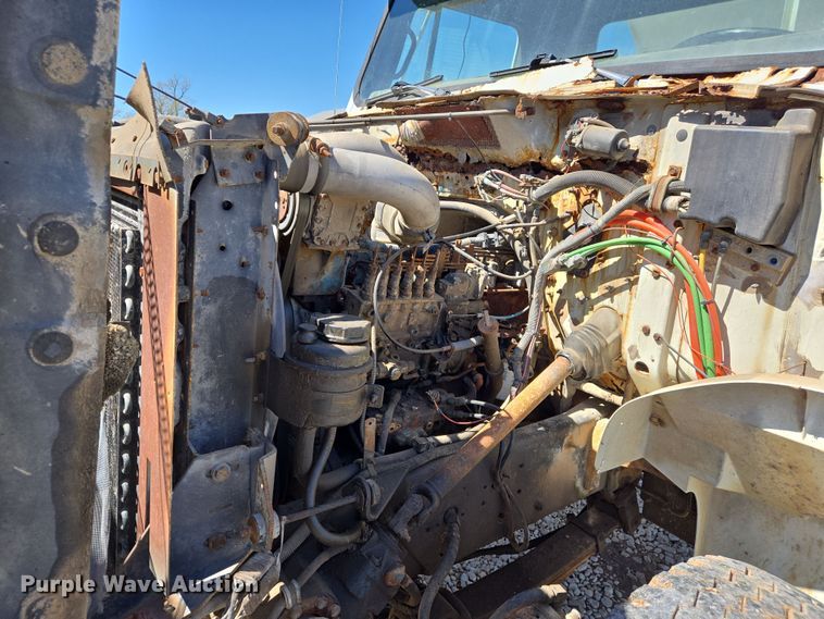 image for item EJ7459 1995 International 4900 fertilizer delivery truck