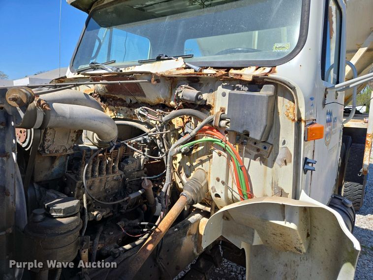 image for item EJ7459 1995 International 4900 fertilizer delivery truck