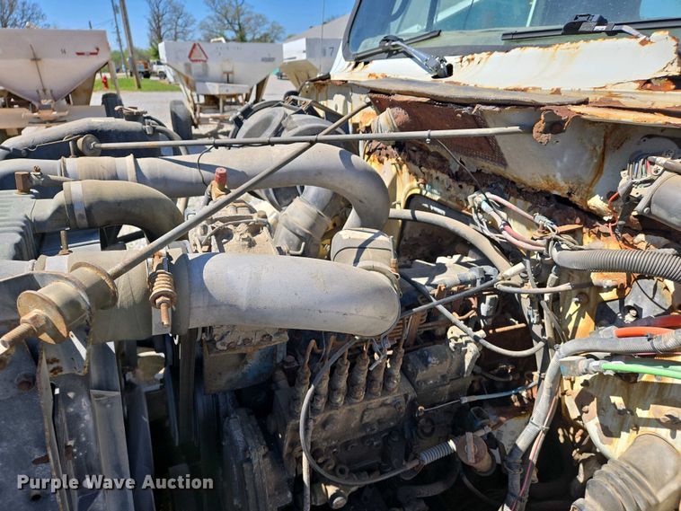 image for item EJ7459 1995 International 4900 fertilizer delivery truck