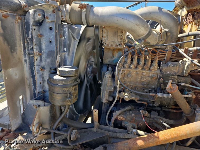 image for item EJ7459 1995 International 4900 fertilizer delivery truck