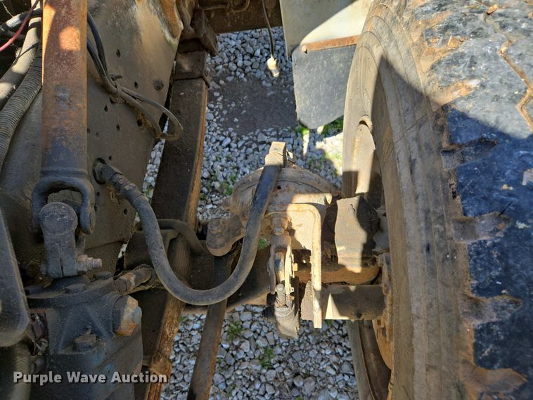 image for item EJ7459 1995 International 4900 fertilizer delivery truck