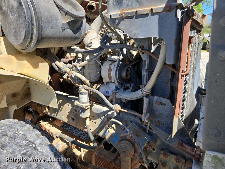 image for item EJ7459 1995 International 4900 fertilizer delivery truck