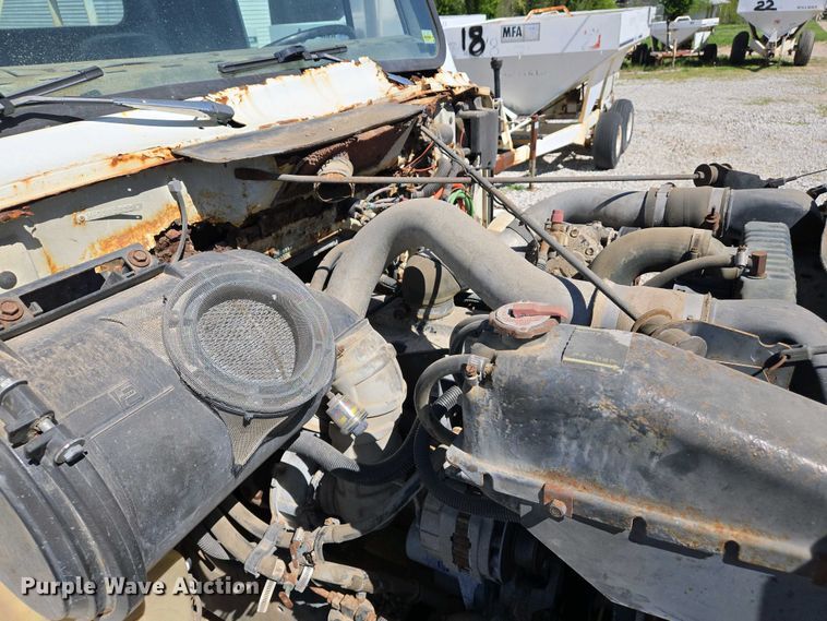 image for item EJ7459 1995 International 4900 fertilizer delivery truck