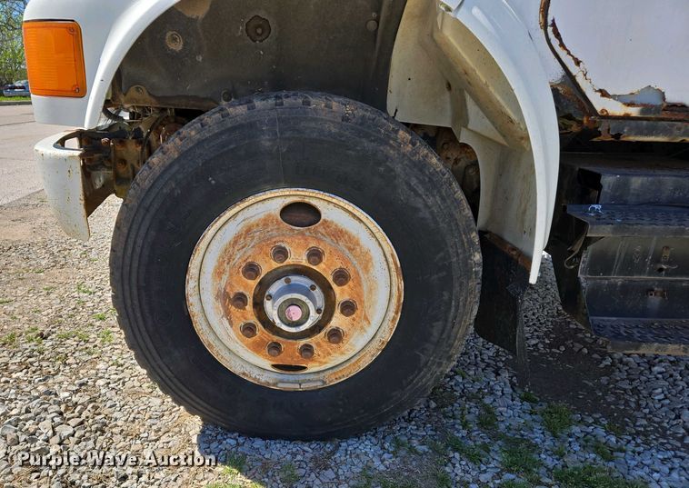 image for item EJ7459 1995 International 4900 fertilizer delivery truck