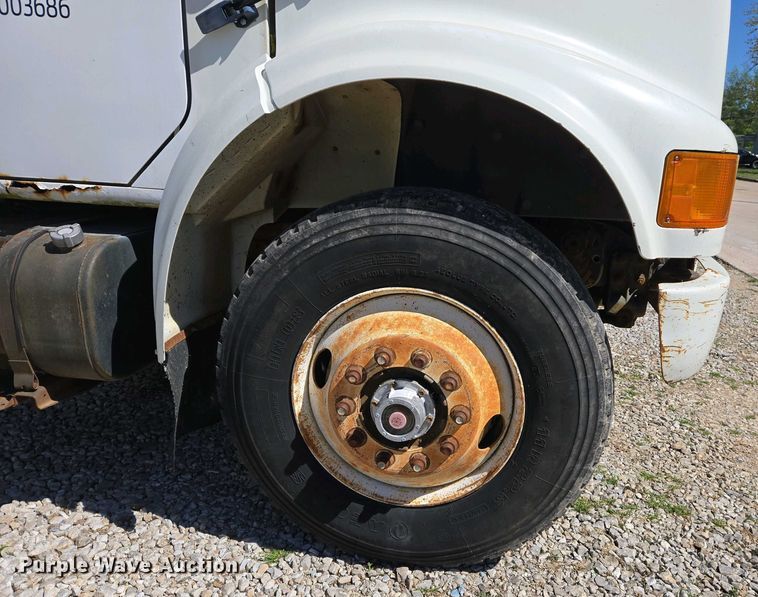 image for item EJ7459 1995 International 4900 fertilizer delivery truck