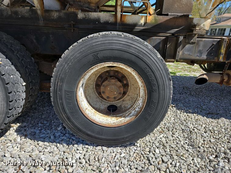 image for item EJ7459 1995 International 4900 fertilizer delivery truck